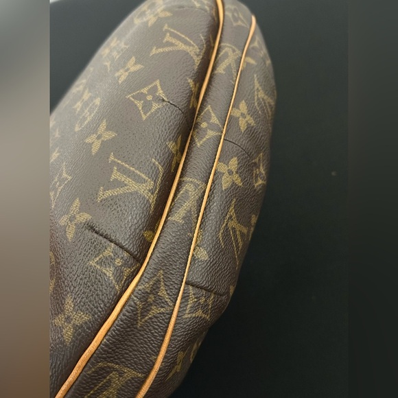 Louis Vuitton Croissant MM Bag - Picture 4 of 12